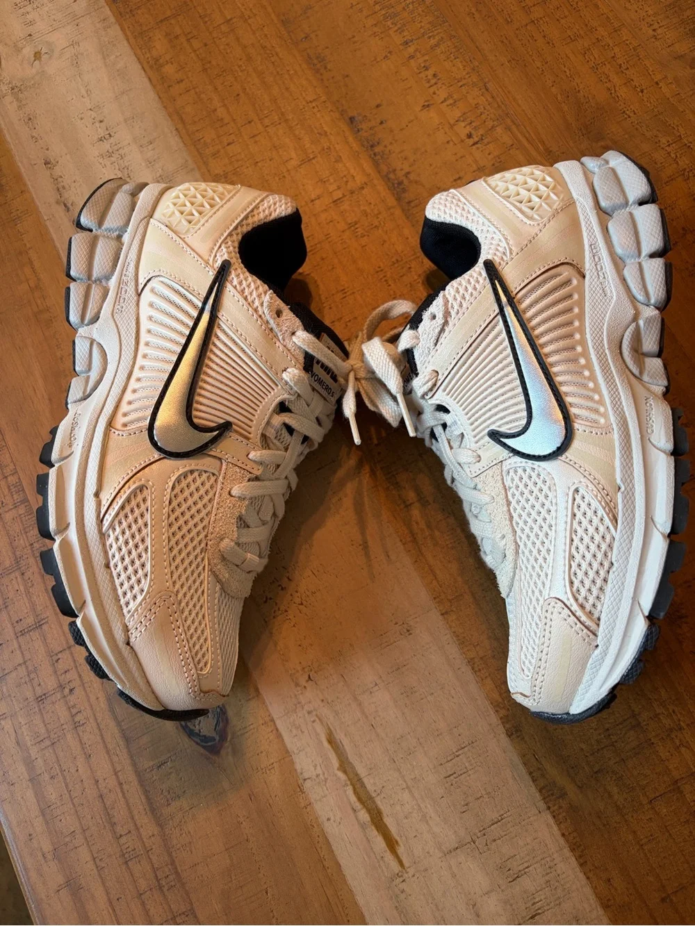 W NIKE Zoom Vomero 5, 7.5